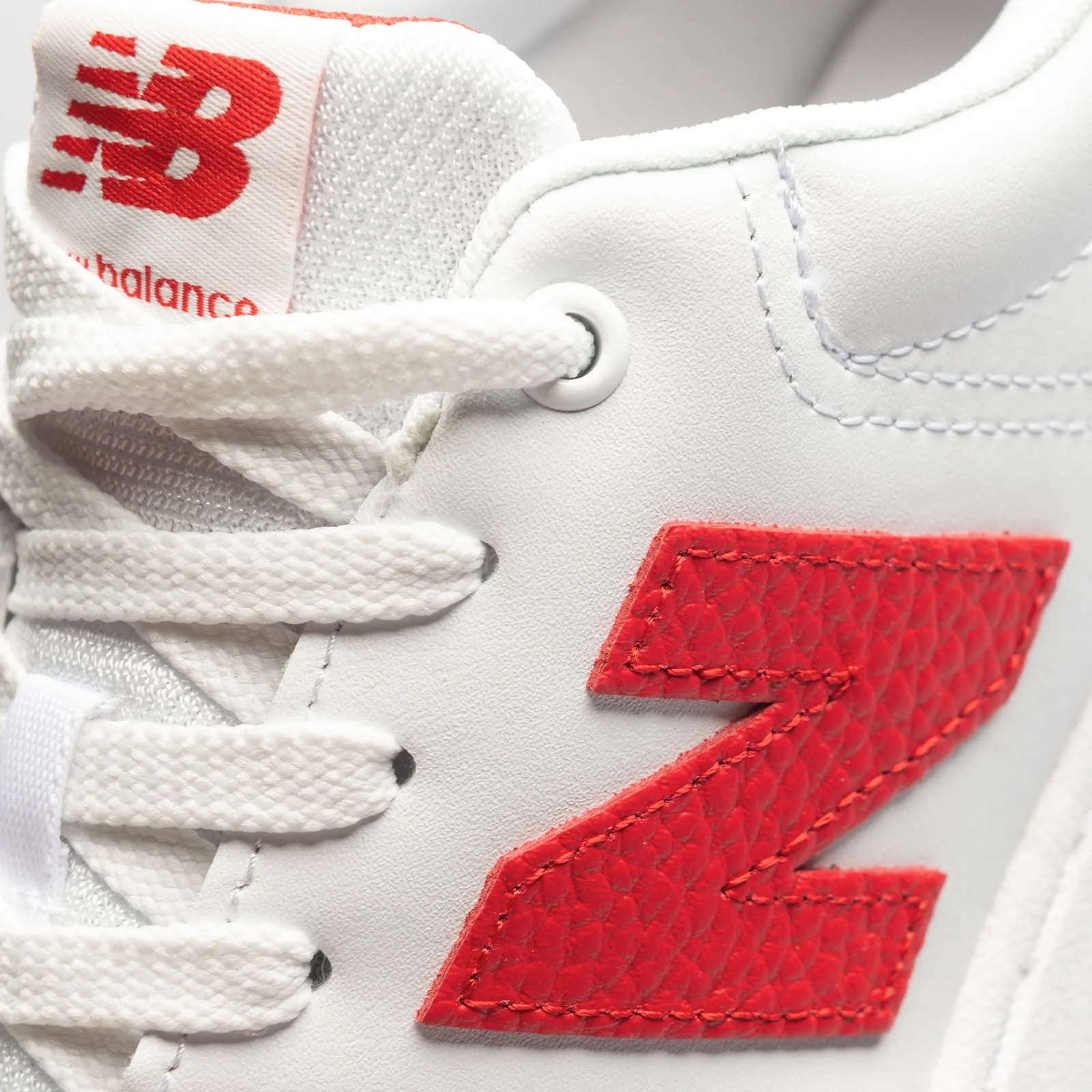 BB80 - White/Red