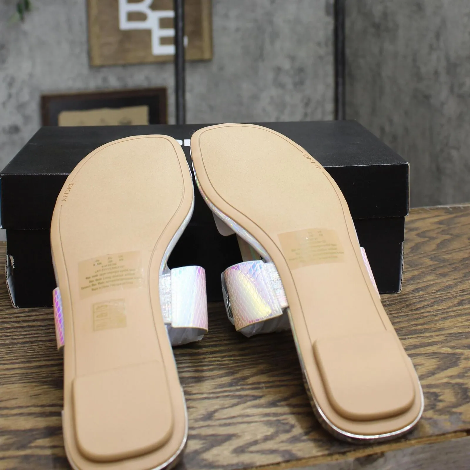 DKNY Women's Flat Logo Sandal K4169795 Silver Iridescent Halcott 8.5M