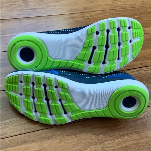 NEW UNDER ARMOUR Boys Slingflex Blue sz 6.5Y