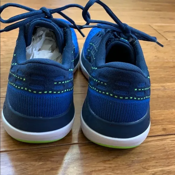 NEW UNDER ARMOUR Boys Slingflex Blue sz 6.5Y