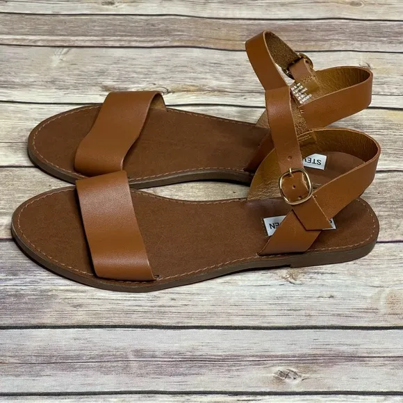 Steve Madden Donddi Tan Leather Flat Sandal With Buckle 8.5 NEW Without Box